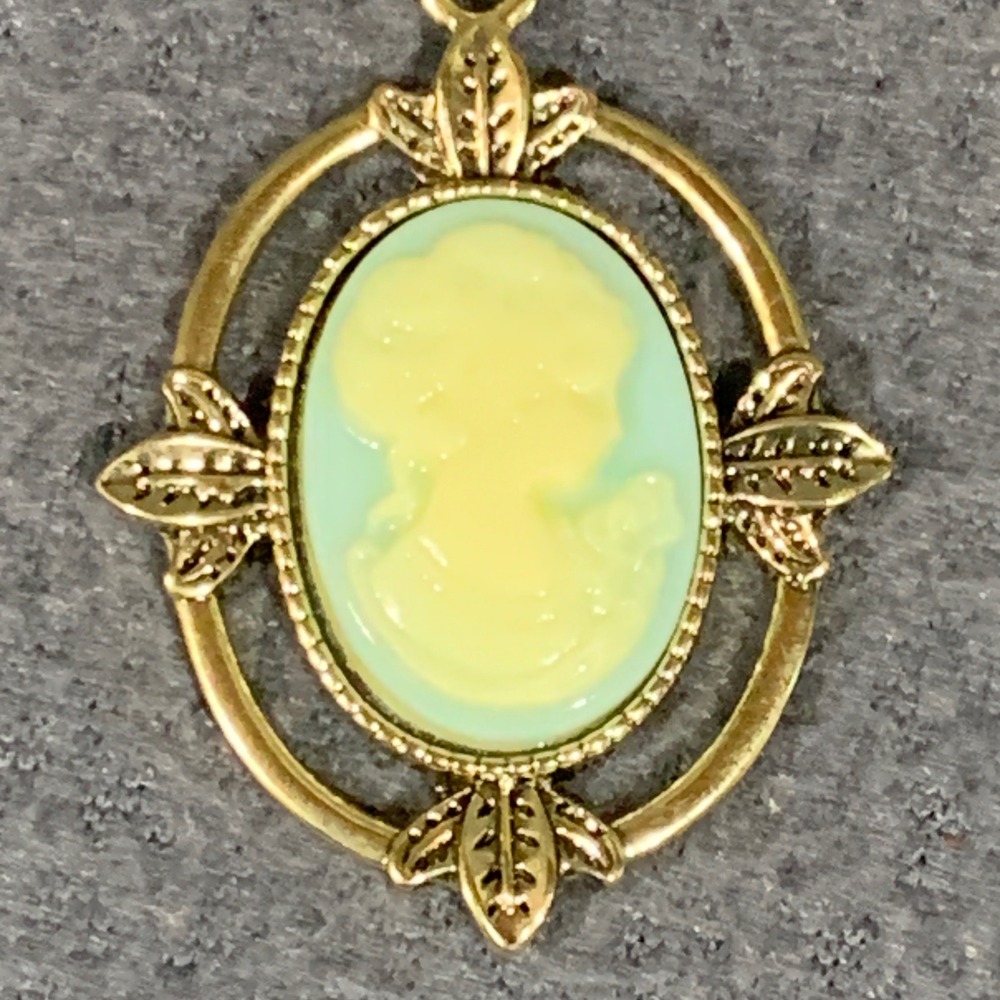 New VTG Style Gold‎ Tone Mint Green Cameo Pendant Necklace 24 Inch Chain Women